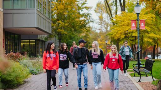 学生 walking on campus